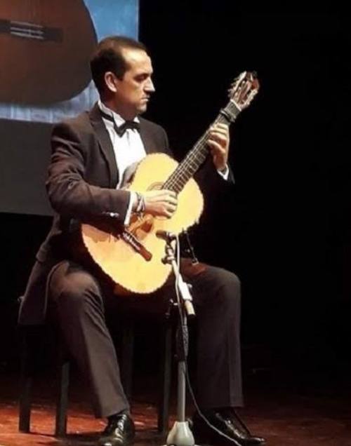 Nghệ sĩ Enrique Munoz trình tấu với Swallow Guitars của Việt Nam