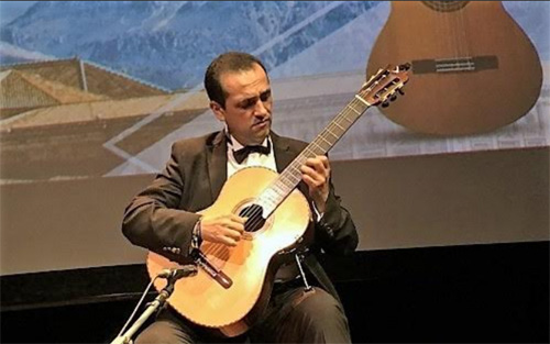 Nghệ sĩ Enrique Munoz trình tấu với Swallow Guitars của Việt Nam