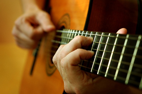 tay-ba-phim-guitar