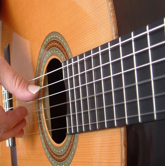 tay-gay-dan-guitar